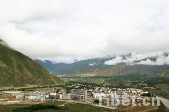 西藏加查新城新貌:雅鲁藏布江畔的城镇化改变